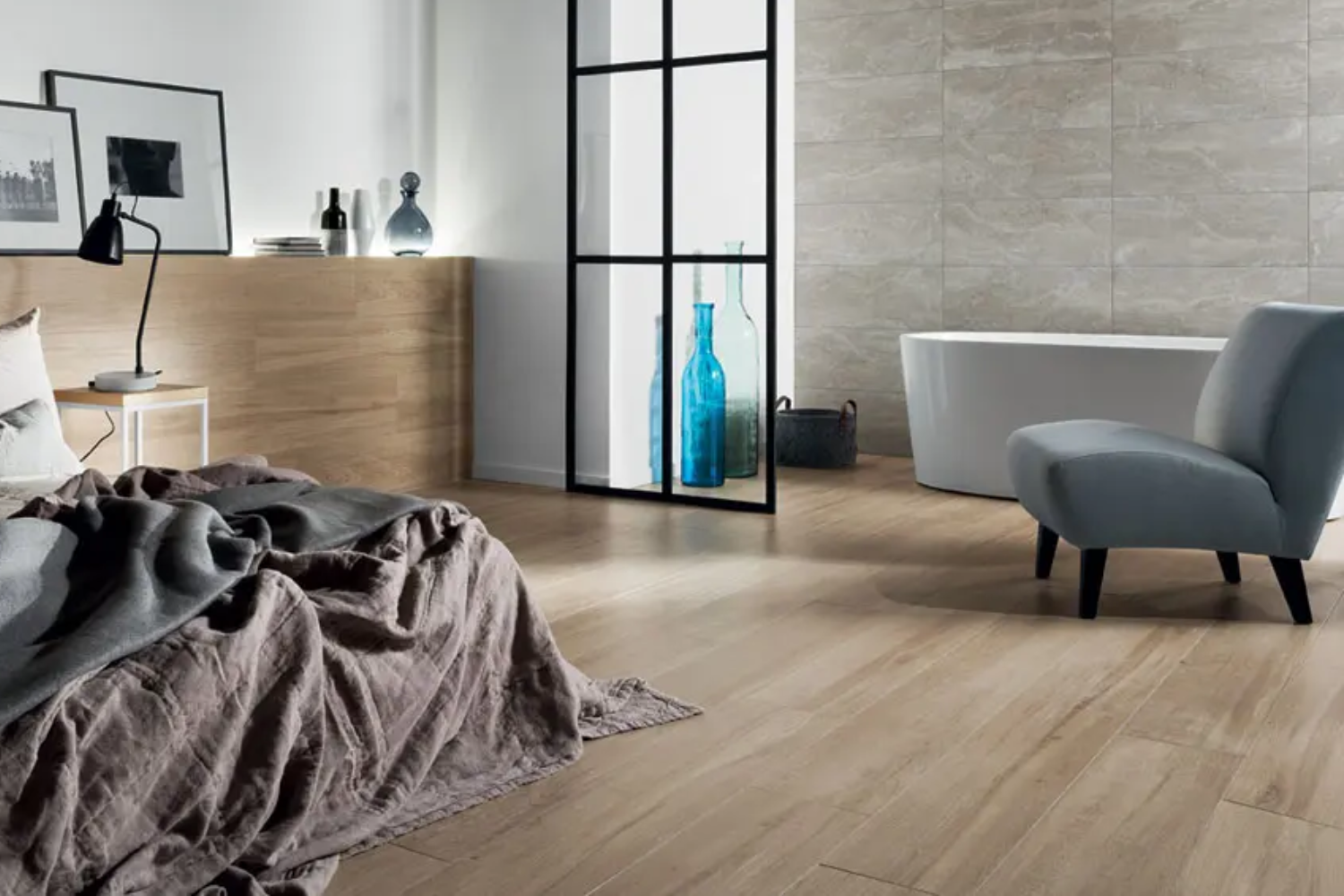 Nowoczesna strefa relaksu z podłogą drewnopodobną i wanną wolnostojącą